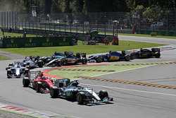 Lewis Hamilton, de Mercedes AMG F1 W06 lidera al comienzo de la carrera