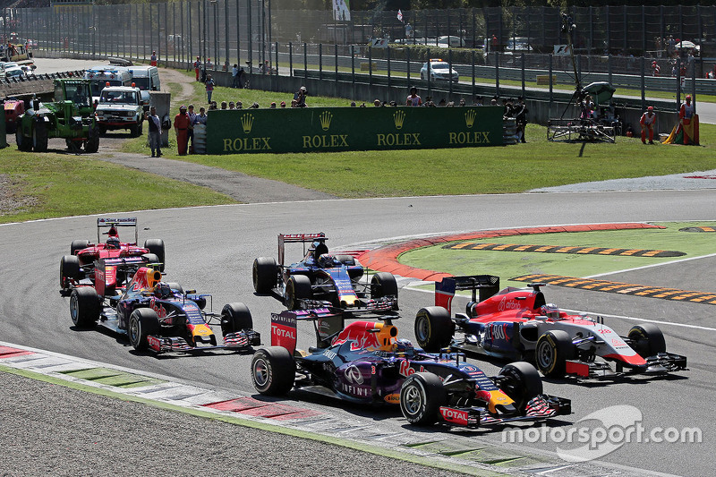 Daniel Ricciardo, Red Bull Racing RB11 e Will Stevens, Manor Marussia F1 Team