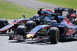 Макс Ферстаппен, Scuderia Toro Rosso STR10 и Дженсон Баттон, McLaren MP4-30 борьба за позицию