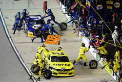 Joey Logano, Team Penske Ford and Chase Elliott, JR Motorsports Chevrolet