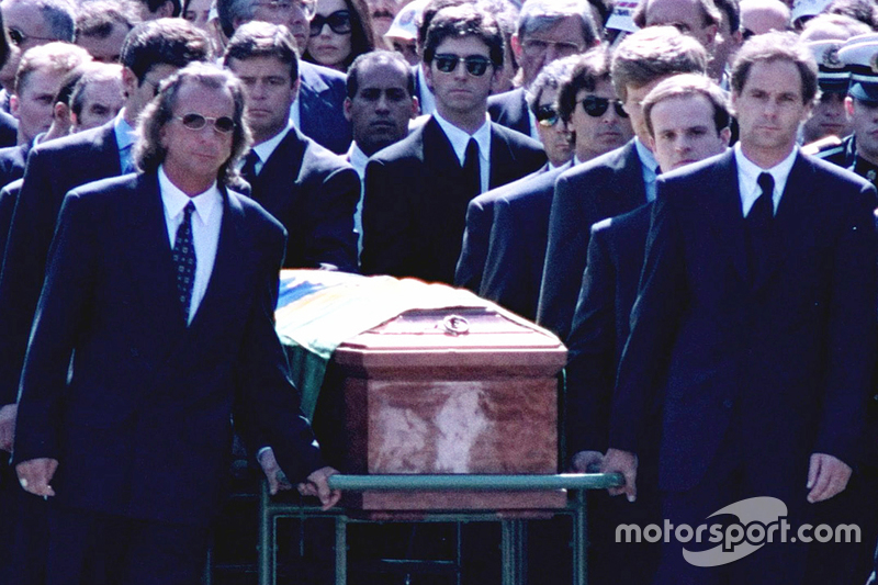 Emerson Fittipaldi, Jackie Stewart, Johnny Herbert, Derek Warwick, Gerhard Berger, Rubens Barrichello, Thierry Boutsen, Alain Prost e Damon Hill ajudam a carregar o caixão de Ayrton Senna durante seu funeral