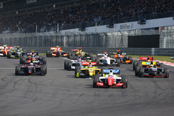 Départ : Oliver Rowland, Fortec Motorsports, mène la course