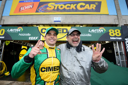Marcos Gomes comemora pole ao lado de seu pai, Paulo Gomes