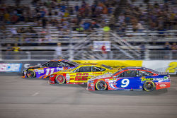 Denny Hamlin, Joe Gibbs Racing Toyota, Joey Logano, Team Penske Ford et Sam Hornish Jr., Richard Petty Motorsports Ford
