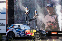 I vincitori del Rally d'Australia e campioni del mondo WRC 2015 Sébastien Ogier e Julien Ingrassia,