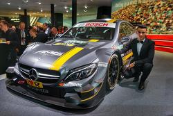 Паскаль Верляйн рядом с Mercedes C 63 DTM на презентации во Франкфурте