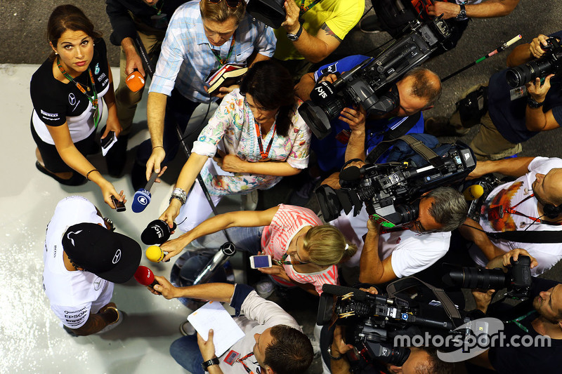 Lewis Hamilton, Mercedes AMG F1 Team con los medios