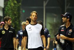 Jenson Button, McLaren con Daniel Ricciardo, Red Bull Racing