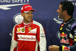 Sebastian Vettel, Ferrari, e Daniel Ricciardo, Red Bull Racing