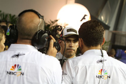 Pastor Maldonado, Lotus F1 Team avec Will Buxton, NBC Sports Network