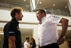 Romain Grosjean, Lotus F1 Team avec Eric Boullier, Directeur Sportif McLaren