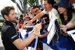 Romain Grosjean, Lotus F1 Team firma autógrafos para los aficionados