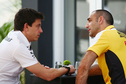 Toto Wolff, Directeur Exécutif Mercedes AMG F1 avec Cyril Abiteboul, Directeur Général Renault Sport F1