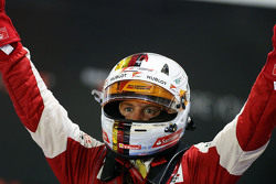 Победитель гонки - Себастьян Феттель, Ferrari празднует в закрытом парке
