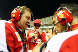 Kimi Raikkonen, Ferrari sur la grille avec Dave Greenwood, Ingénieur de Course Ferrari