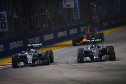 Nico Rosberg, Mercedes AMG F1 W06, ultrapassa Lewis Hamilton, Mercedes AMG F1 W06