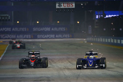Jenson Button, McLaren MP4-30, e Marcus Ericsson, Sauber C34, brigam por posição