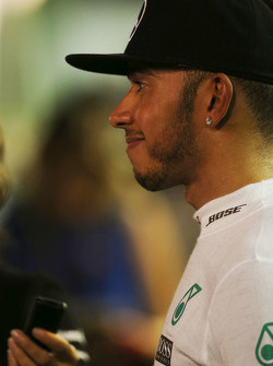 Lewis Hamilton, Mercedes AMG F1 con los medios de comunicación después de que se retiró de la carrer