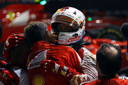 Le vainqueur Sebastian Vettel, Ferrari fête sa victoire dans le Parc Fermé