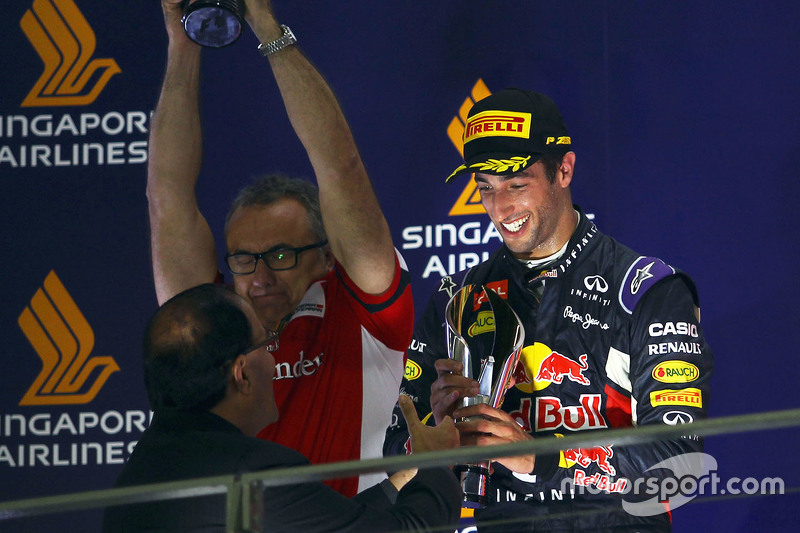 Daniel Ricciardo, Red Bull Racing, feiert Platz zwei auf dem Podium