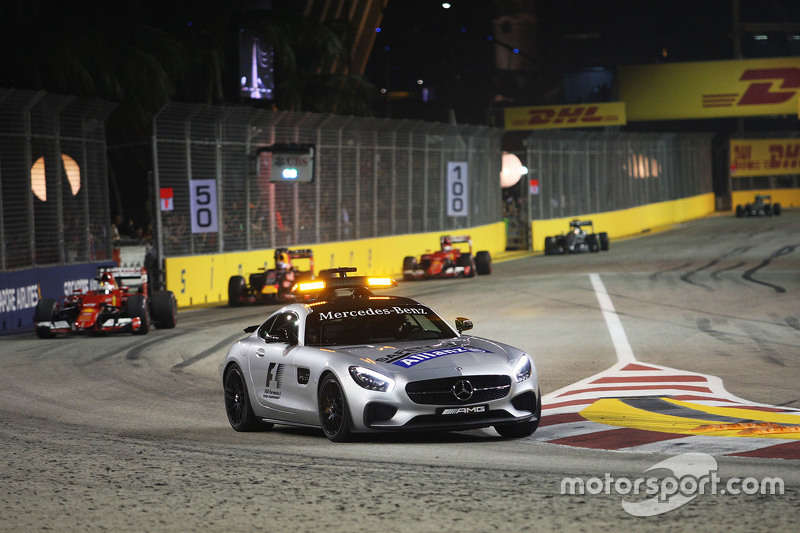 Sebastian Vettel, Ferrari SF15-T, führt hinter dem FIA Safety-Car