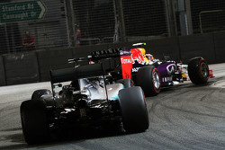 Daniil Kvyat, Red Bull Racing RB11 лідирує Льюїс Хемілтон, Mercedes AMG F1 W06