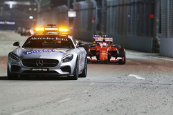 Sebastian Vettel, Ferrari SF15-T mène derrière la voiture de sécurité