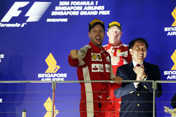 Победитель гонки - Себастьян Феттель, Ferrari празднует на подиуме
