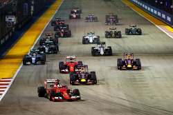 Старт: Себастьян Феттель, Ferrari SF15-T лидирует