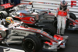 Ganador de la carrera Fernando Alonso celebra con el segundo lugar Lewis Hamilton
