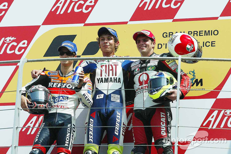 Podium: le vainqueur Valentino Rossi, seconde place Dani Pedrosa, troisième place Alex Barros