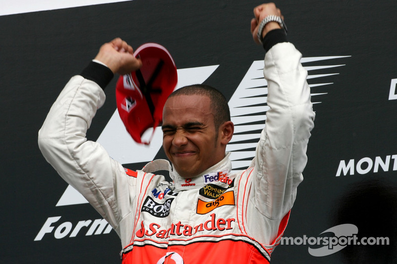 Podio: ganador de la carrera Lewis Hamilton, McLaren Mercedes, MP4-22