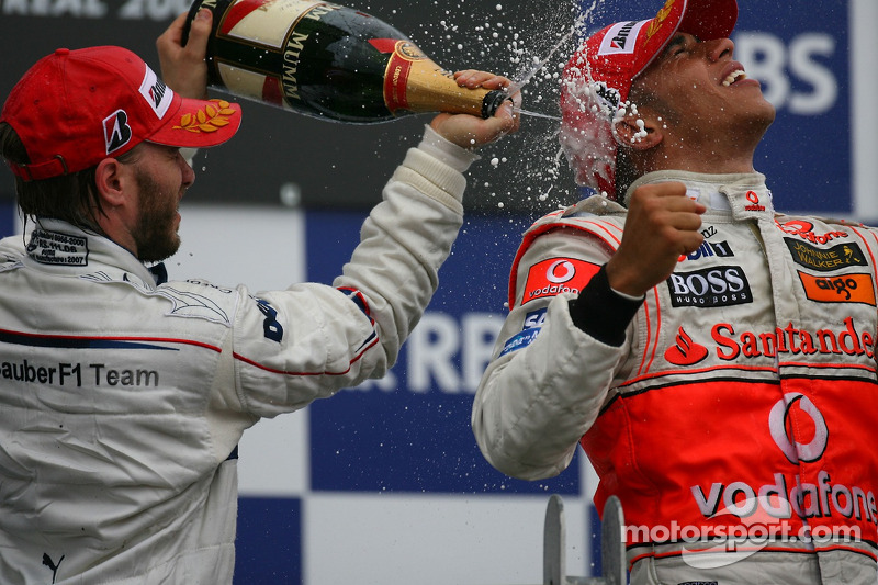 Podio: segundo lugar Nick Heidfeld, BMW Sauber F1 Team y el ganador de la carrera Lewis Hamilton, McLaren Mercedes
