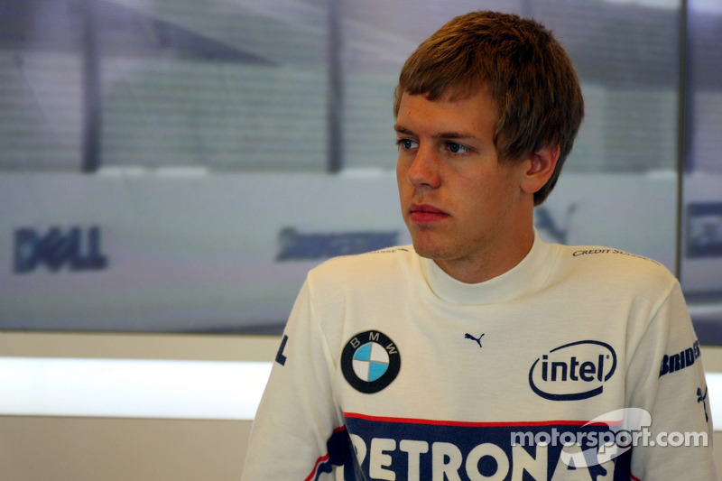 Sebastian Vettel, Piloto de Pruebas, BMW Sauber F1 Team en el garaje del equipo