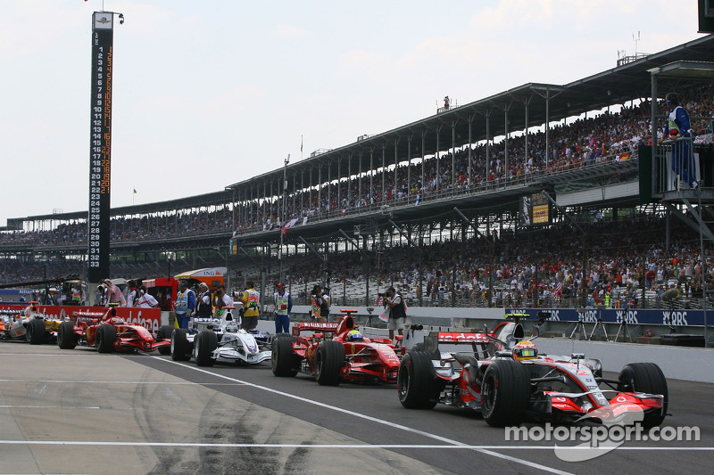 Lewis Hamilton, McLaren Mercedes, MP4-22 attend à la sortie des stands pour sortir le premier dans la 3ème séance