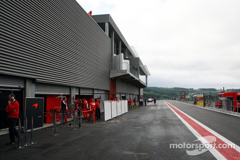 Nouveau bâtiment sur la voie des stands avec des garages Test en