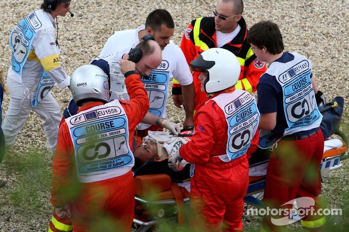 Duro accidente de Lewis Hamilton, McLaren Mercedes, MP4-22, en clasificación