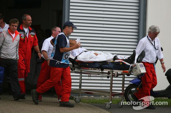 Lewis Hamilton, primero en camilla y luego en helicóptero hacia el hospital tras su accidente