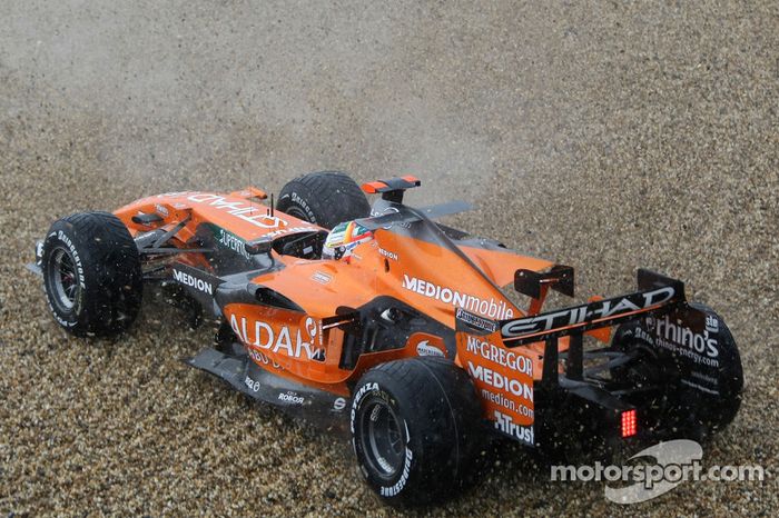 Adrian Sutil, Spyker F1 Team, F8-VII, trompea y se sale
