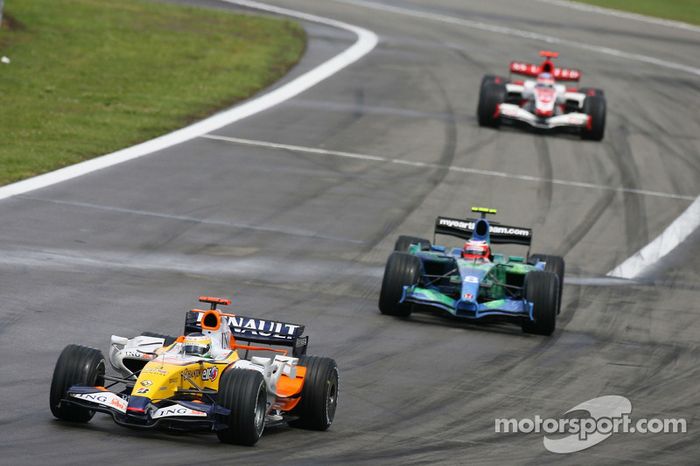 Giancarlo Fisichella, Renault F1 Team, R27 y Rubens Barrichello, Honda Racing F1 Team, RA107