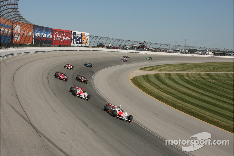 Sam Hornish Jr. devant Helio Castroneves