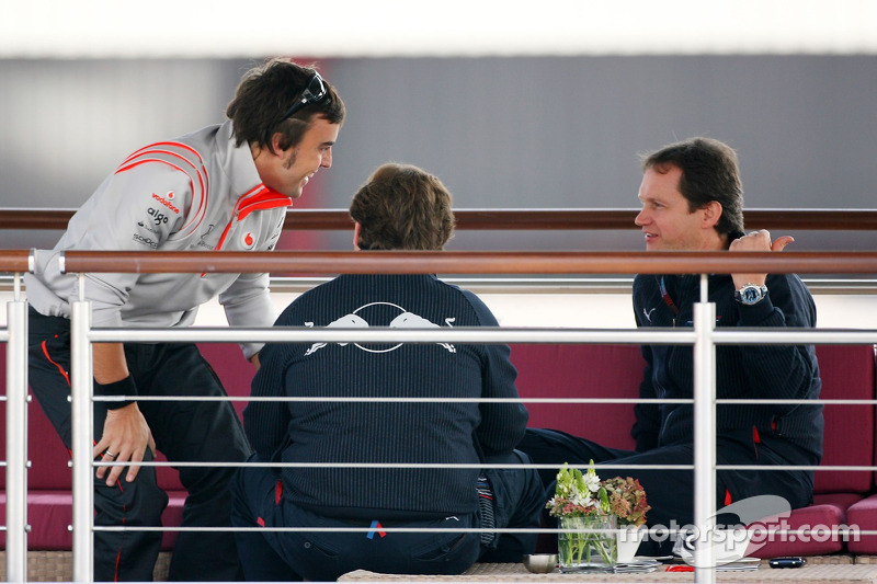 Fernando Alonso, McLaren Mercedes has a talk ve Christian Horner, Red Bull Racing, Direktör