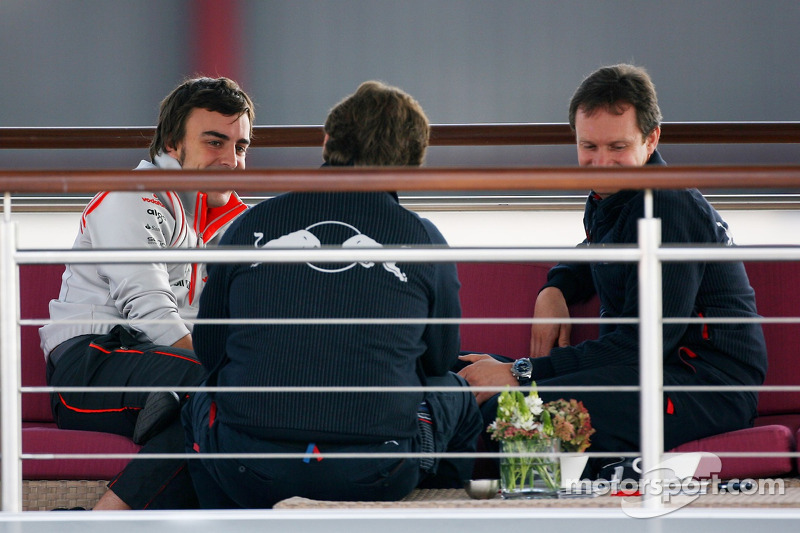 Fernando Alonso, McLaren Mercedes has a talk ve Christian Horner, Red Bull Racing, Direktör