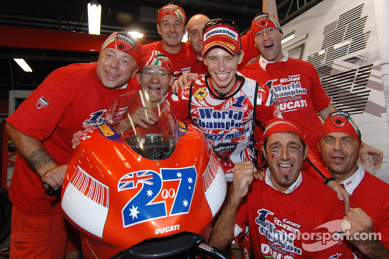 Чемпіон MotoGP 2007 Кейсі Стоунер святкує разом з командою