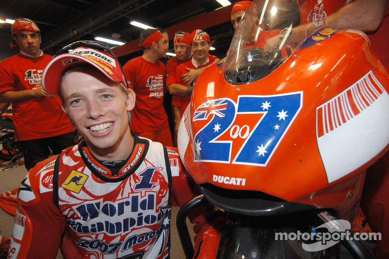 Casey Stoner, campione MotoGP 2007, festeggia