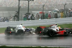 Robert Kubica, BMW Sauber F1 Team choca con Lewis Hamilton, McLaren Mercedes