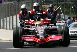 Льюис Хэмилтон, McLaren Mercedes, MP4-22 толкают назад в закрытый парк