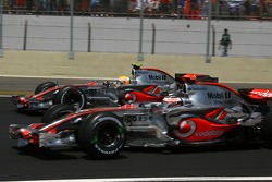 Partenza: Fernando Alonso, McLaren Mercedes, MP4-22 e Lewis Hamilton, McLaren Mercedes, MP4-22