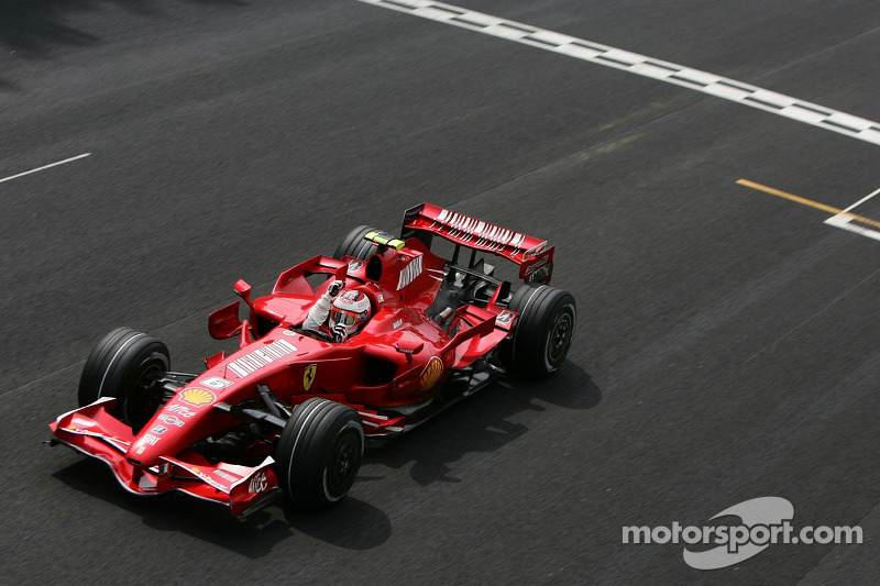 Kimi Raikkonen passe sous le drapeau à damier pour remporter la course et le Championnat du Monde des pilotes 2007