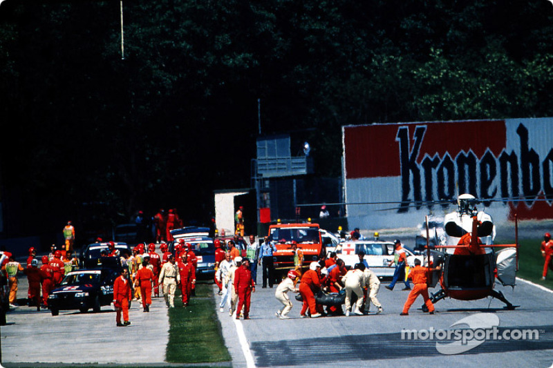 El accidente fatal de Ayrton Senna en la curva Tamburello: el piloto es subido al helicóptero